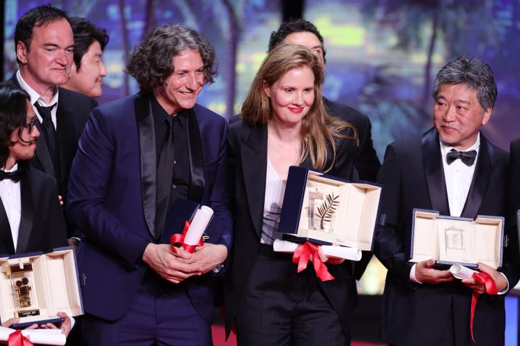 조너선 글레이저, 저스틴 트리에, 히로카즈 고레에다 (Jonathan Glazer, Justine Triet, Hirokazu Kore-eda pose with their awards during the closing ceremony during the 76th annual Cannes film festival at Palais des Festivals on May 27, 2023 in Cannes, France) / Getty Images