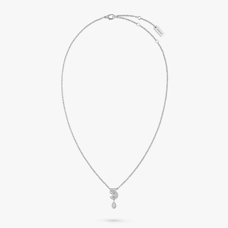 18K 화이트 골드에 25개의 라운드 컷 다이아몬드가 세팅된 ‘이터널 N°5’ 네크리스는 Chanel Fine Jewelry.