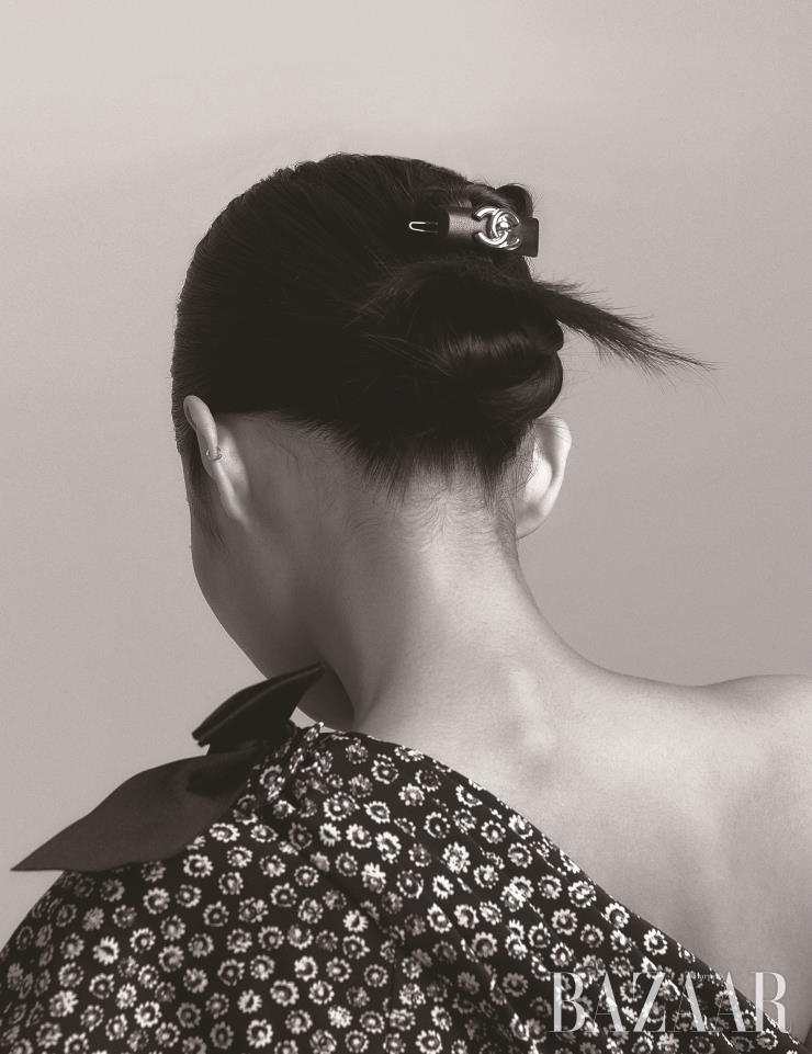 리본 장식 드레스, 헤어핀은 Chanel.