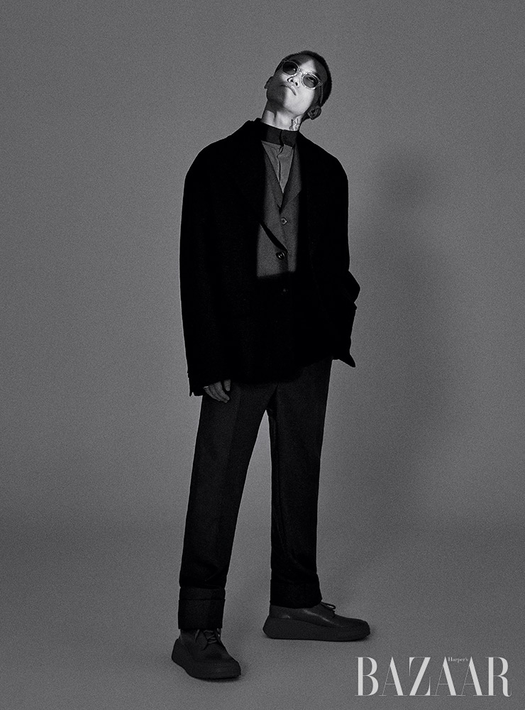 셔츠, 베스트, 재킷, 팬츠, 슈즈는 모두 Prada. 선글라스는 Moscot. 