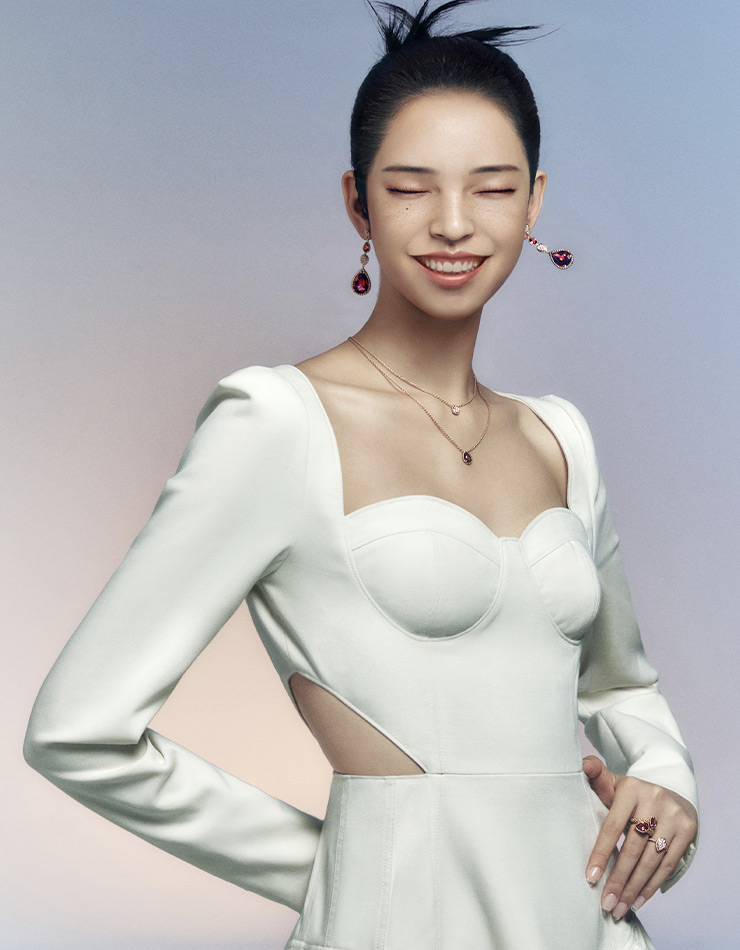 블라디미르 르 샤 미디움 링 | 섬세하게 세공된 코, 블랙 사파이어로 장식된 눈 그리고 실크와 같이 부드럽게 세팅된 털이 8개의 라운드 차보라이트와 페어 컷 차보라이트를 돋보이게 한다. 6천만원대. 블라디미르 르 샤 화이트 골드 펜던트 차보라이트와 아게이트의 비비드한 색채, 강렬한 블랙 사파이어가 시선을 사로잡는 네크리스. 3천만원대. 블라디미르 르 샤 옐로 & 화이트 골드 펜던트 옐로 골드 체인 위에 자리한 쫑긋 선 귀와 은은하게 반짝이는 털이 인상적이다. 3천만원대, 모두 부쉐론.