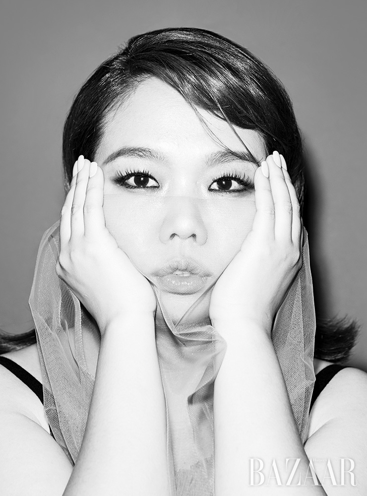 드레스는 Molly Goddard.