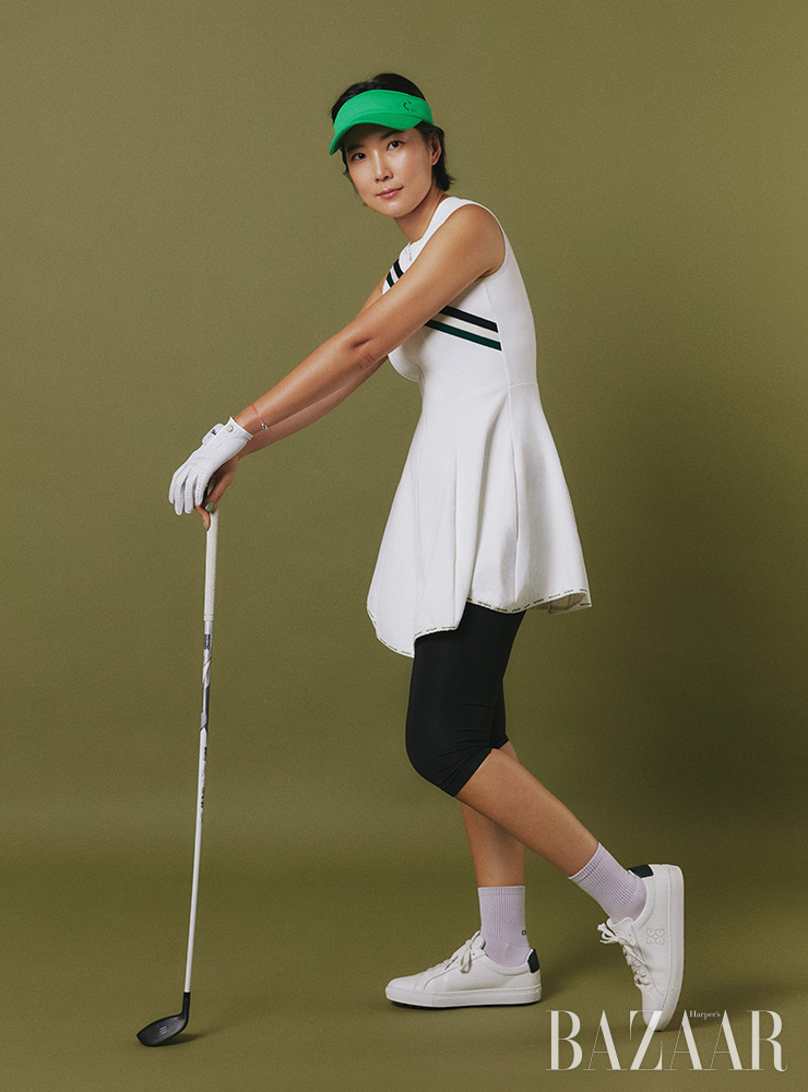 원피스는 South Cape. 모자는 Clove. 장갑은 Titleist. 골프화는 G/Fore. 유틸리티는Taylor Made.