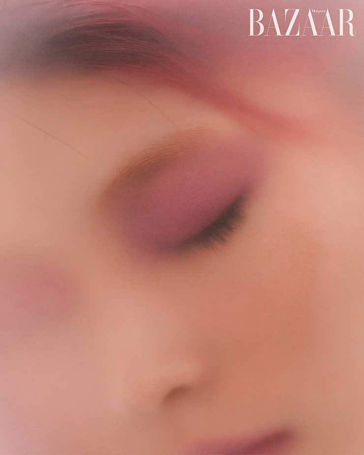 몽환적인 매력을 지닌 ‘모브’는 쿨톤 피부에 잘 어울리는 컬러이지만 브라운이나 그레이가 한 방울 가미된다면 누구나 매력적으로 활용할 수 있다. 입자가 고운 제형으로 넓은 면적에 음영을 주듯 가볍게 색을 입힐 것.