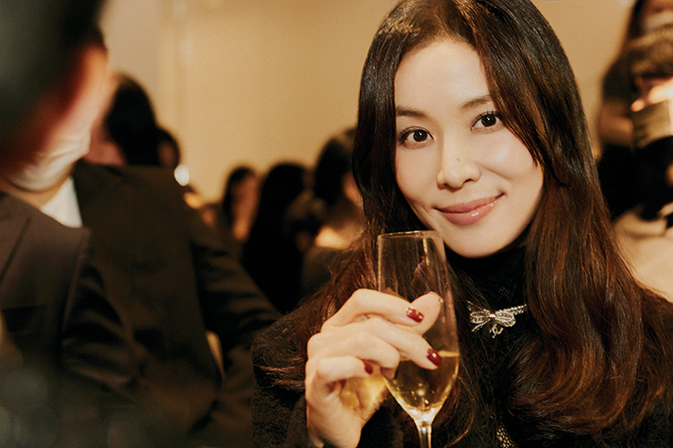 <바자> 카메라를 향해 미소 지어 보인 고소영.
