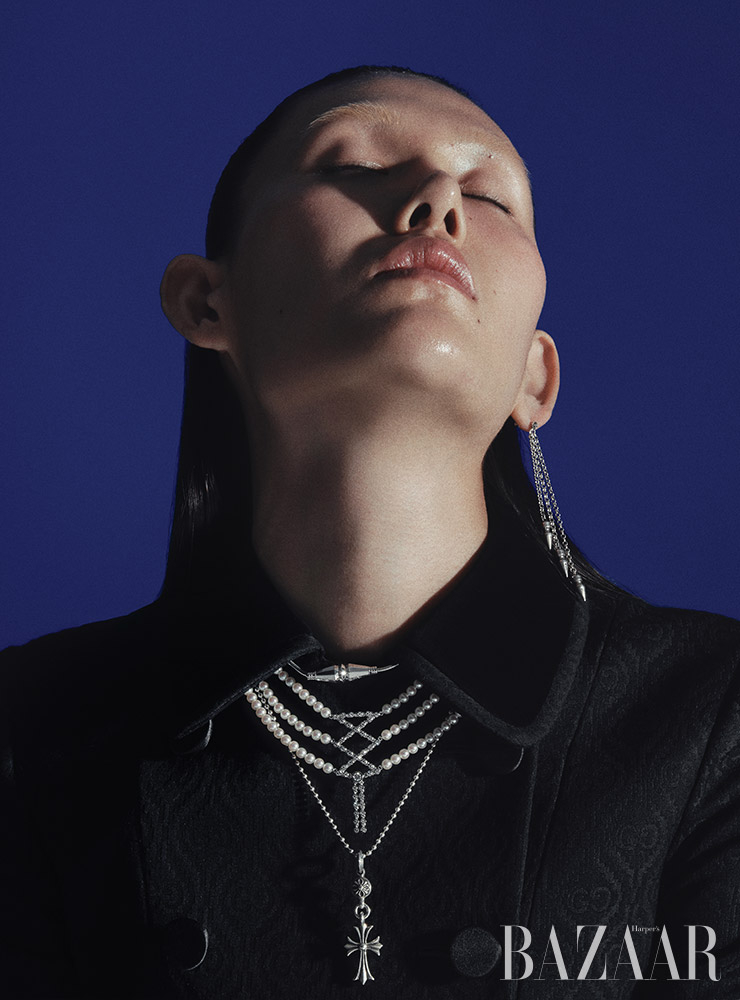 드롭 귀고리, 십자가 펜던트 목걸이는 모두 가격 미정 Chrome Hearts. ‘잭 트리플 랩’ 목걸이는 9백만원대 Boucheron. 코르셋 모티프의 ‘레이스 업’ 목걸이는 1천9백만원대 Tasaki. 코트는 5백20만원 Gucci.
