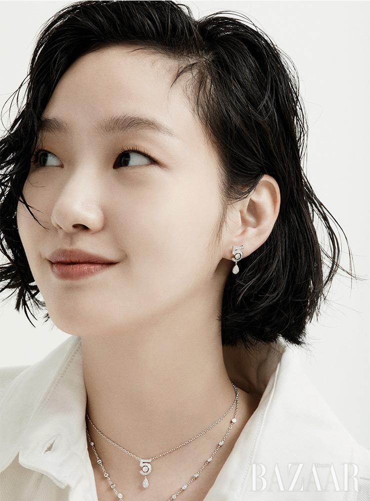 ‘이터널 N°5’ 귀고리, 레이어드한 목걸이는 모두 Chanel Fine Jewelry.