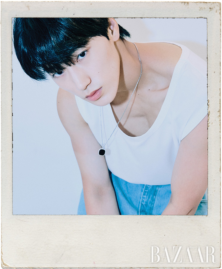산이 입은 슬리브리스는 S Sy. 데님 배기팬츠는 Nornot. 목걸이는 Nonenon. 