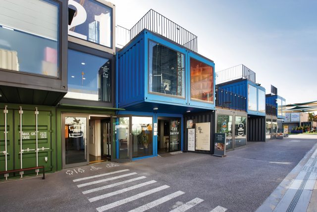 서울시 성수동에 116개의 폐컨테이너를 재활용해 조성한 언더스탠드 애비뉴.