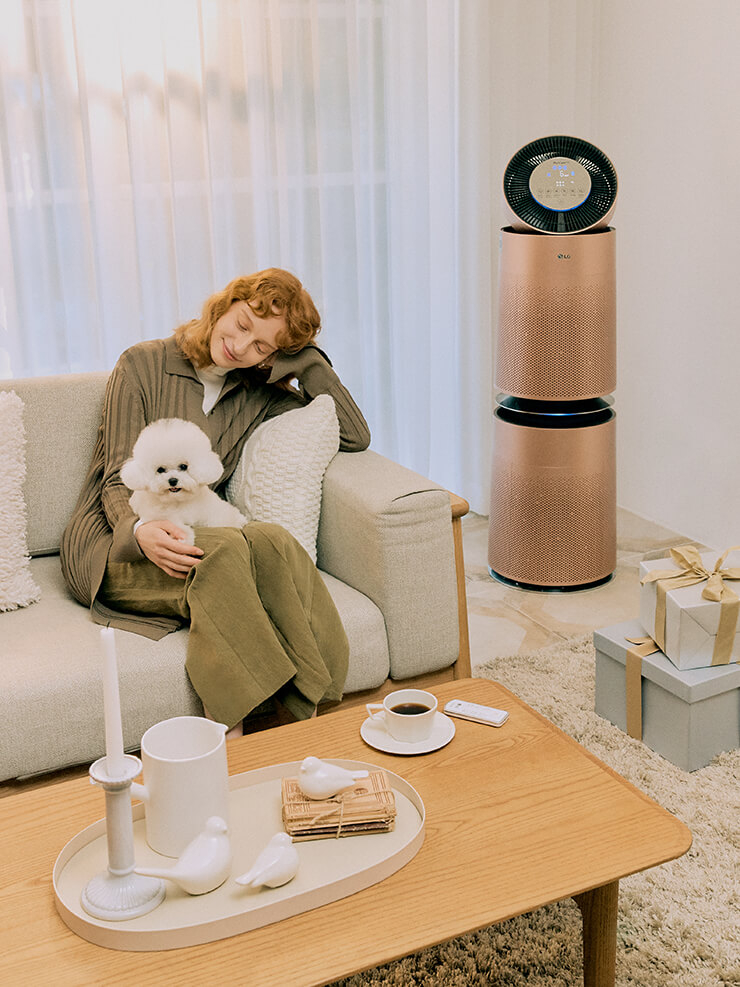 [LG 퓨리케어 360&deg; 공기청정기 펫] 사랑스러운 반려동물과 함께하는 삶이 더 행복해질 수 있는 아이템이다. 0.01&mu;m극초미세먼지를 99.999% 제거해주는 것은 물론 광촉매 필터로 초강력 탈취 기능을 자랑한다. 펫모드를 누르면 반려 동물의 털날림이 심한 하단 공기를 집중적으로 청정하게 해준다. LG전자.