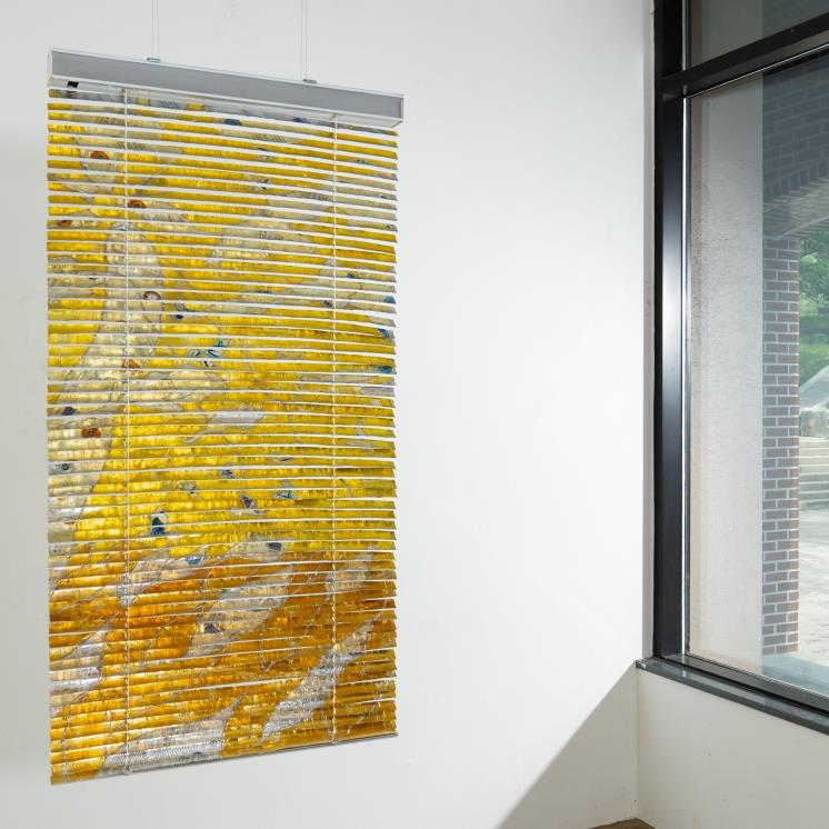 전동 블라인드로 재탄생된 알루미늄 핸드크림. 햇빛을 받으면 반짝인다.