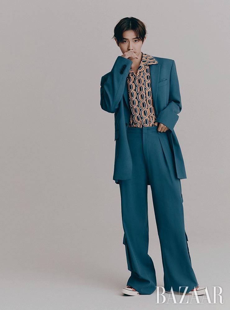 수트, 패턴 셔츠는 모두 Wooyoungmi. 스니커즈는 Converse.