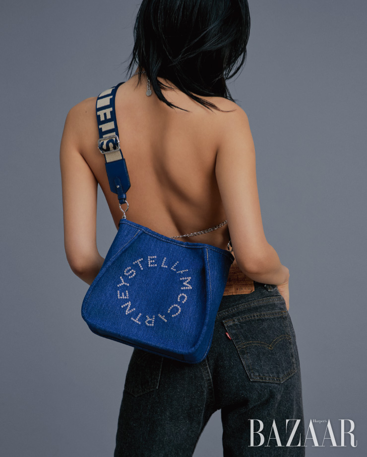 체인 톱은 Emporio Armani. 빈티지 데님 팬츠는 9만9천원 Iwasacar. 오가닉 코튼으로 제작된 크로스보디 백은 1백25만원 Stella McCartney.