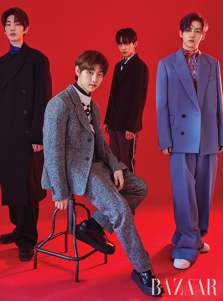 (왼쪽부터) 창욱이 입은 슬릿니트는 System Homme. 블루 니트, 블랙 롱코트, 팬츠는 모두 Wooyoungmi. 슈즈는 Sonshinbal. 동윤이 이너로 입은 셔츠, 패턴 니트, 수트, 슈즈는 모두 Prada. 협이 입은 패턴 셔츠, 니트, 재킷, 스트라이프 팬츠는 모두 Prada. 윤성이 입은 오버피트 수트, 패턴 터틀넥은 모두 Wooyoungmi. 스니커즈는 Giuseppe Zanotti.