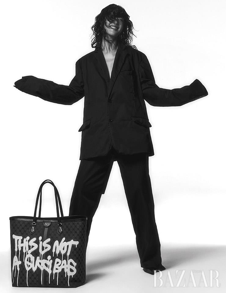 재킷, 팬츠, 부츠, ‘더 해커 프로젝트’ 그래피티 장식 라지 토트백은 모두 Balenciaga.