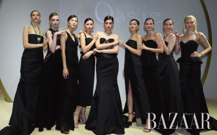 새로운 하이주얼리 컬렉션을 착용하고 매혹적인 캣워크를 선보인 모델들. 