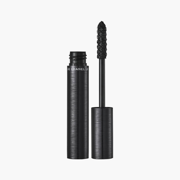 Chanel 르 볼륨 레볼루씨옹 드 샤넬 3D 프린터로 제작된 브러시가 특징. 4만5천원.