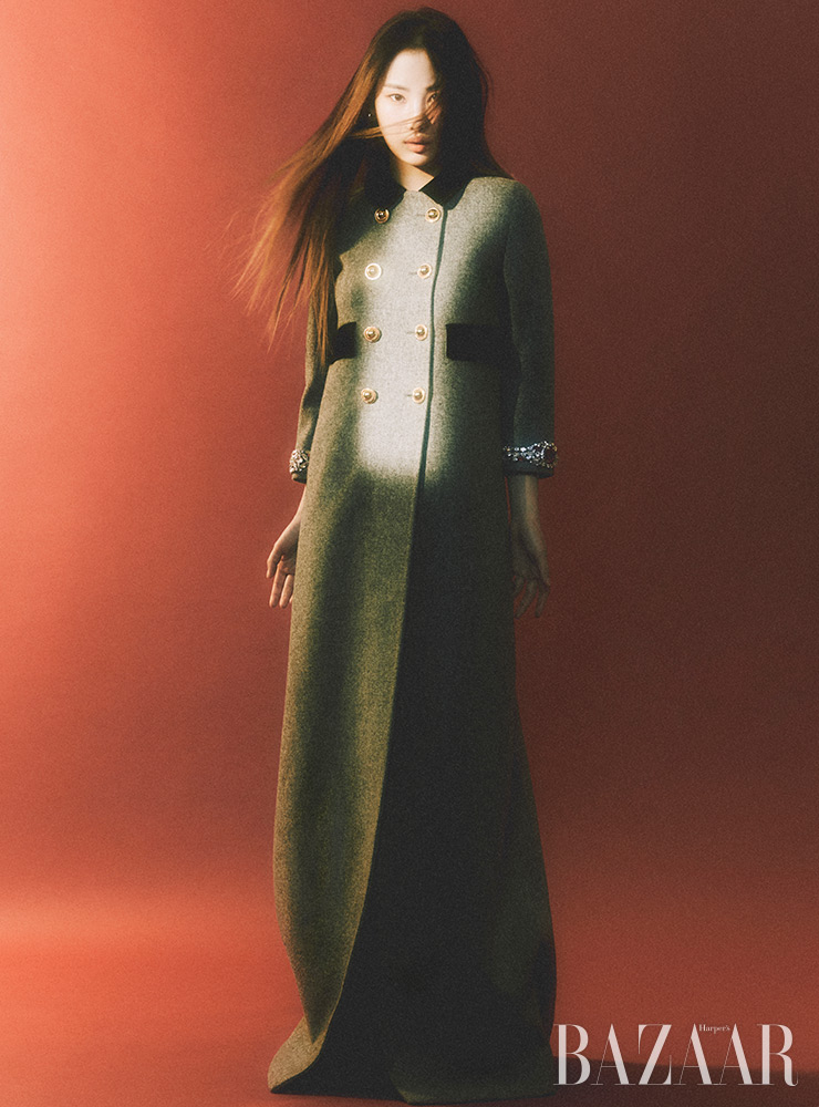 드레스는 Miu Miu. 