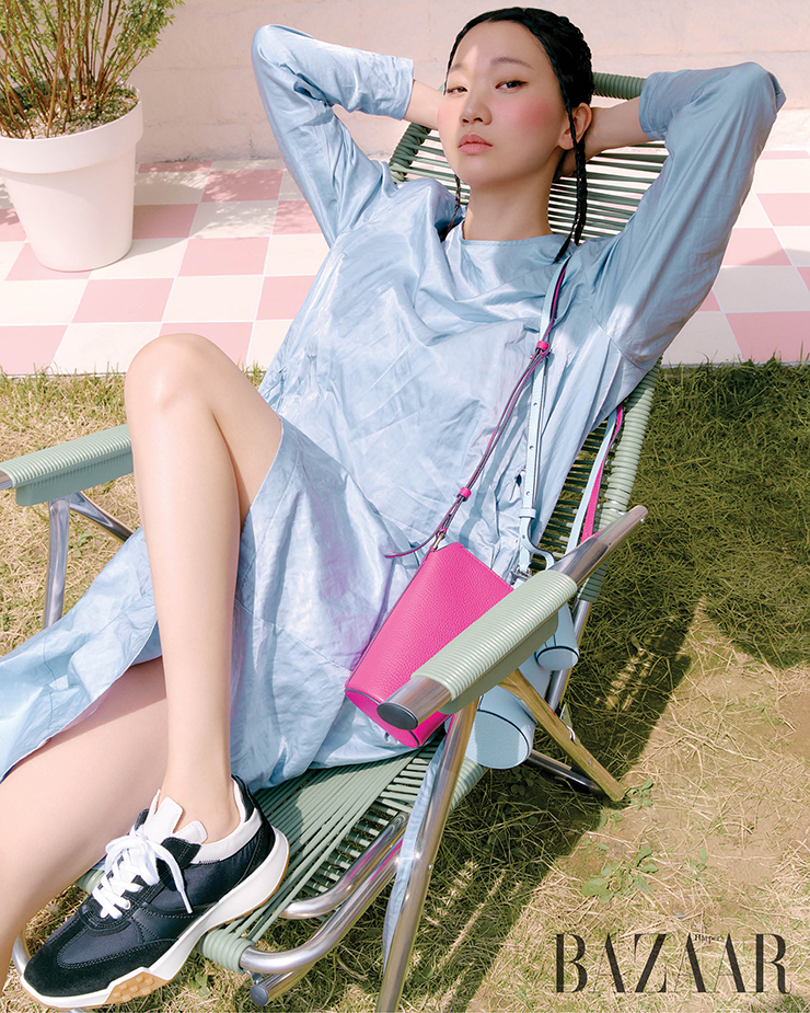 ‘레트로 스니커’ 스니커즈, 어깨에 멘 ‘텍스처블록 포트’ 백, ‘텍스처블록 포트 미니’ 참 백은 모두 Ecco.드레스는 Fermata.