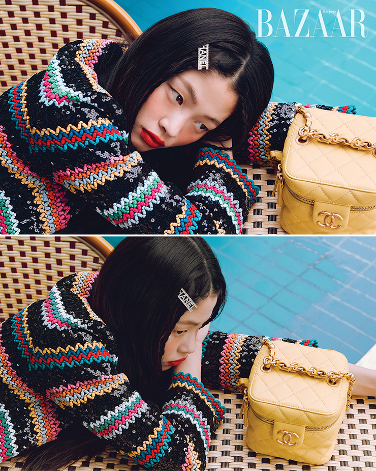 시퀸 스트라이프 재킷, 로고 장식의 헤어핀, 코스메틱 케이스 백은 모두 Chanel.