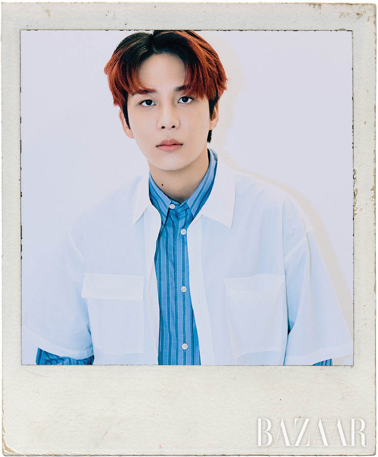 종호가 입은 스트라이프 셔츠는 Allsaints. 반팔 포켓 셔츠는 Plac. 