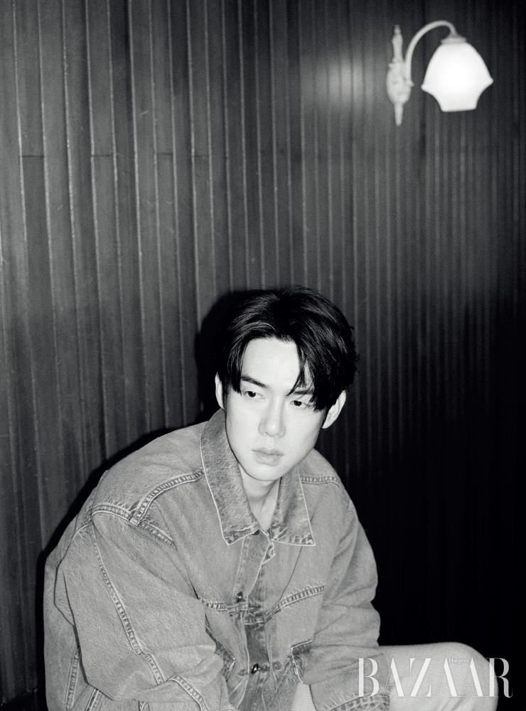 데님 재킷은 Levi’s. 니트 팬츠는 Trunkproject.