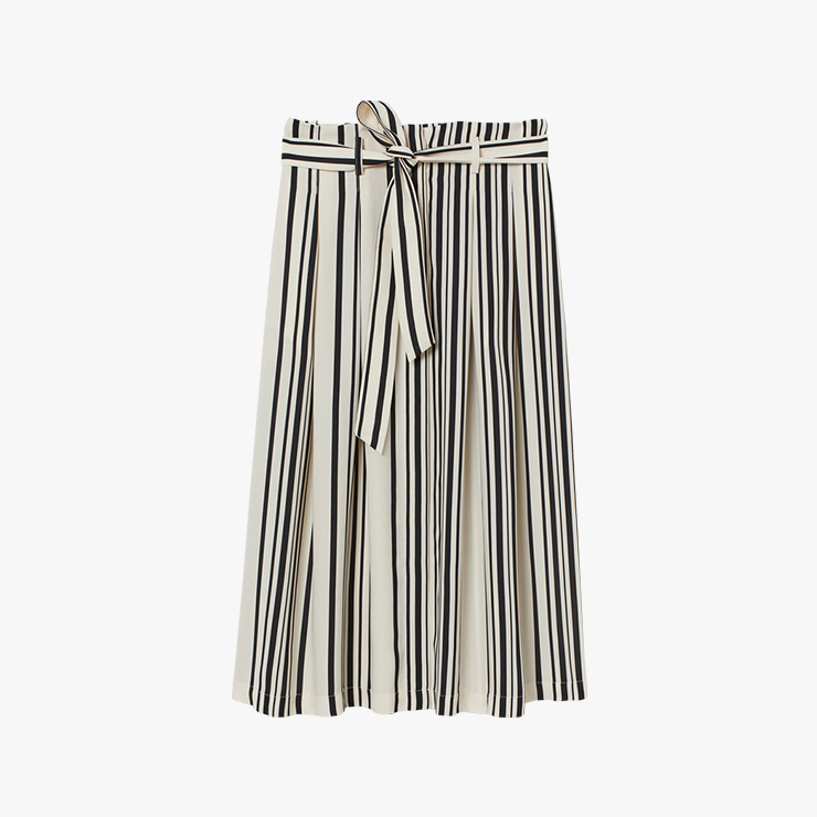 스트라이프 스커트는 4만9천9백원 H&M.