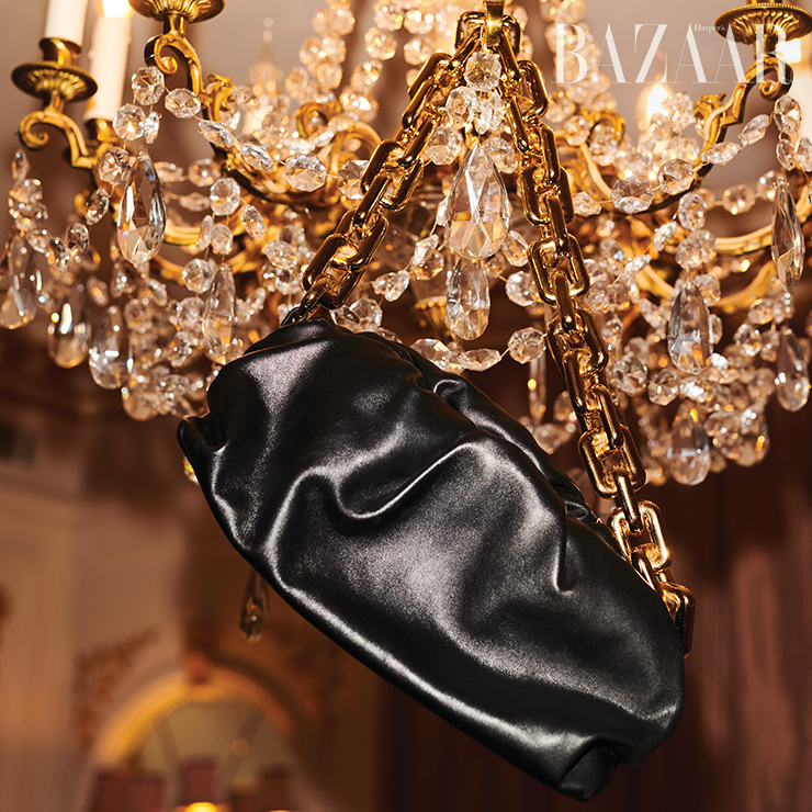 체인 가방은 Bottega Veneta.