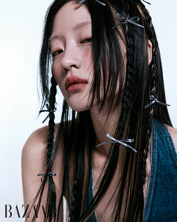  데님 홀터넥은 Zara.