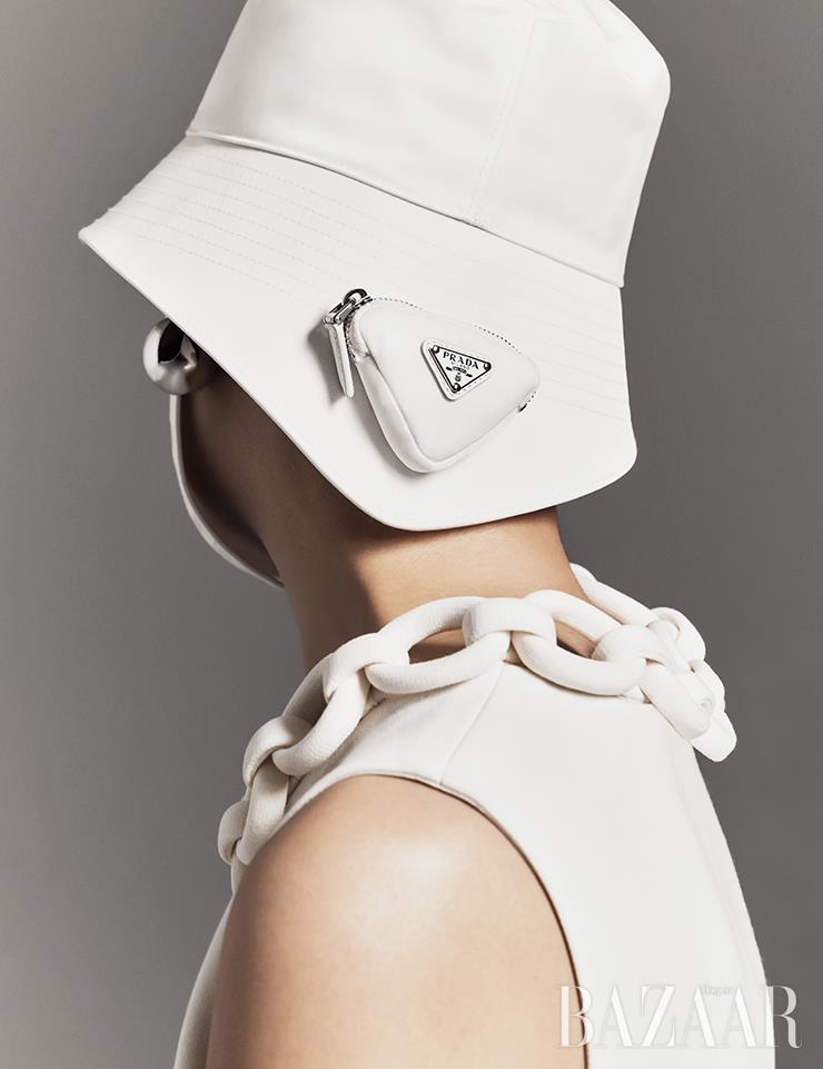 드레스는 Louis Vuitton. 삼각 포켓 장식 버킷햇은 Prada. 볼 귀고리는 15만원대 Pepezoo.