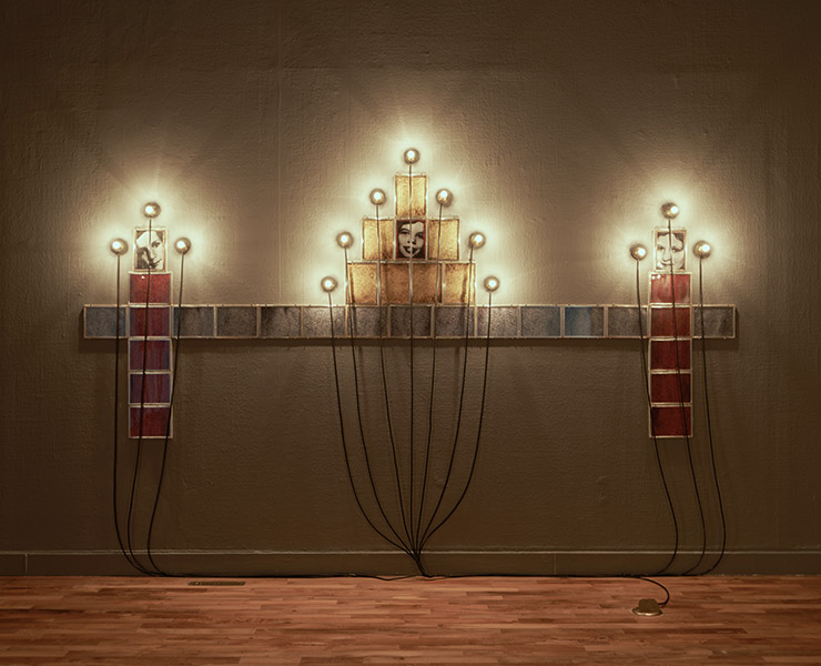 <기념비(Monument, M002TER)>, 1986, 금속 프레임, 전구, 300x127cm, 작가 소장.