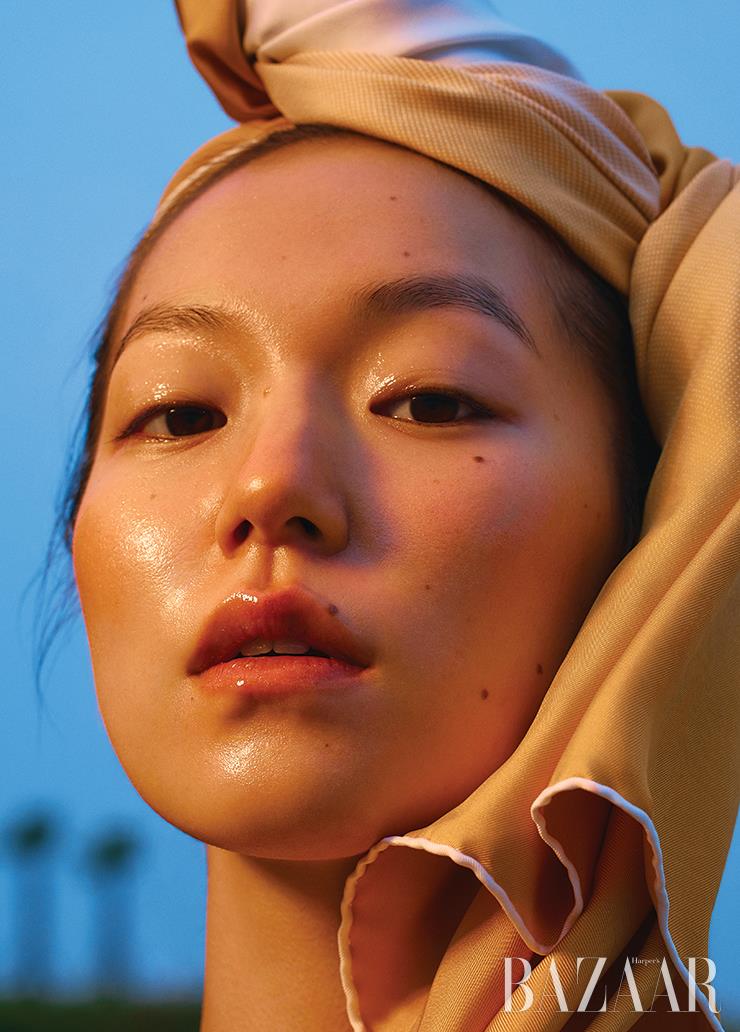 머리에 두른 스카프는 Hermès.