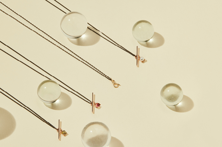 일리무아(12Mois) 일리앤의 탄생석 컬렉션. 심플한 디자인과 트렌디한 블랙 체인이 특징으로 행운의 의미를 담아 제안하는 기념일을 위한 셀러브레이션 아이템. 13만9천원, 시그니처&일리앤의 시그니처인 ‘&’을 모티브로 디자인한 컬렉션. 14만9천원, 모두 일리앤.