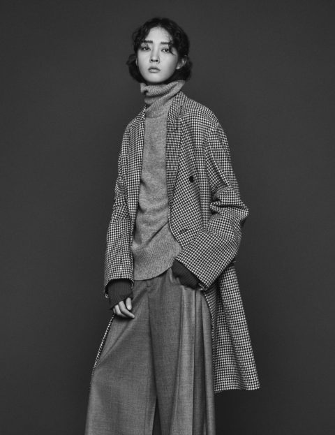 하운드투스 체크 패턴 코트는 40만8천원, 니트 터틀넥은 19만8천원, 와이드 팬츠는 29만8천원으로 모두 Nohant 제품.