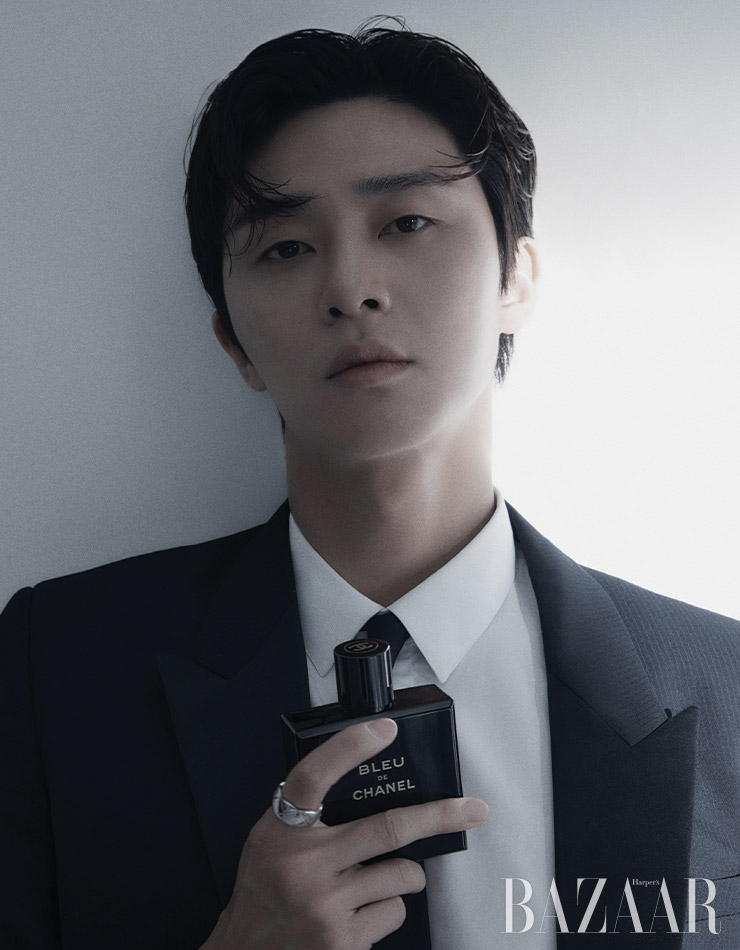 코코 크러쉬 링은 Chanel Fine Jewelry. 셔츠, 타이, 수트는 스타일리스트 소장품.