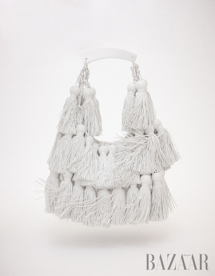 태슬 토트백은 Bottega Veneta.