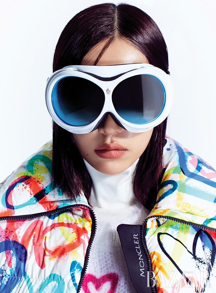 그래피티가 그려진 패딩, 니트, 터틀넥, 고글은 모두 3 Moncler Grenoble.