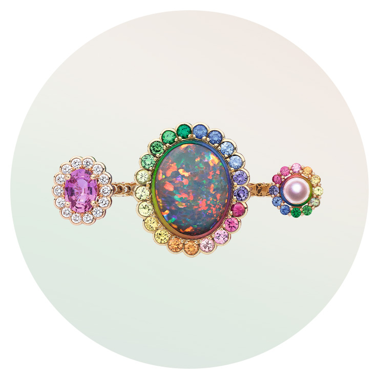 신비로운 컬러의 오팔 진주, 다양한 컬러 스톤이 세팅된 ‘디올에무아’ 브로치는 Dior Fine Jewelry.
