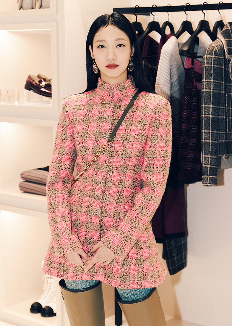 핑크 컬러의 트위드 재킷에 롱 부츠를 매치한 샤넬의 앰배서더 김고은.