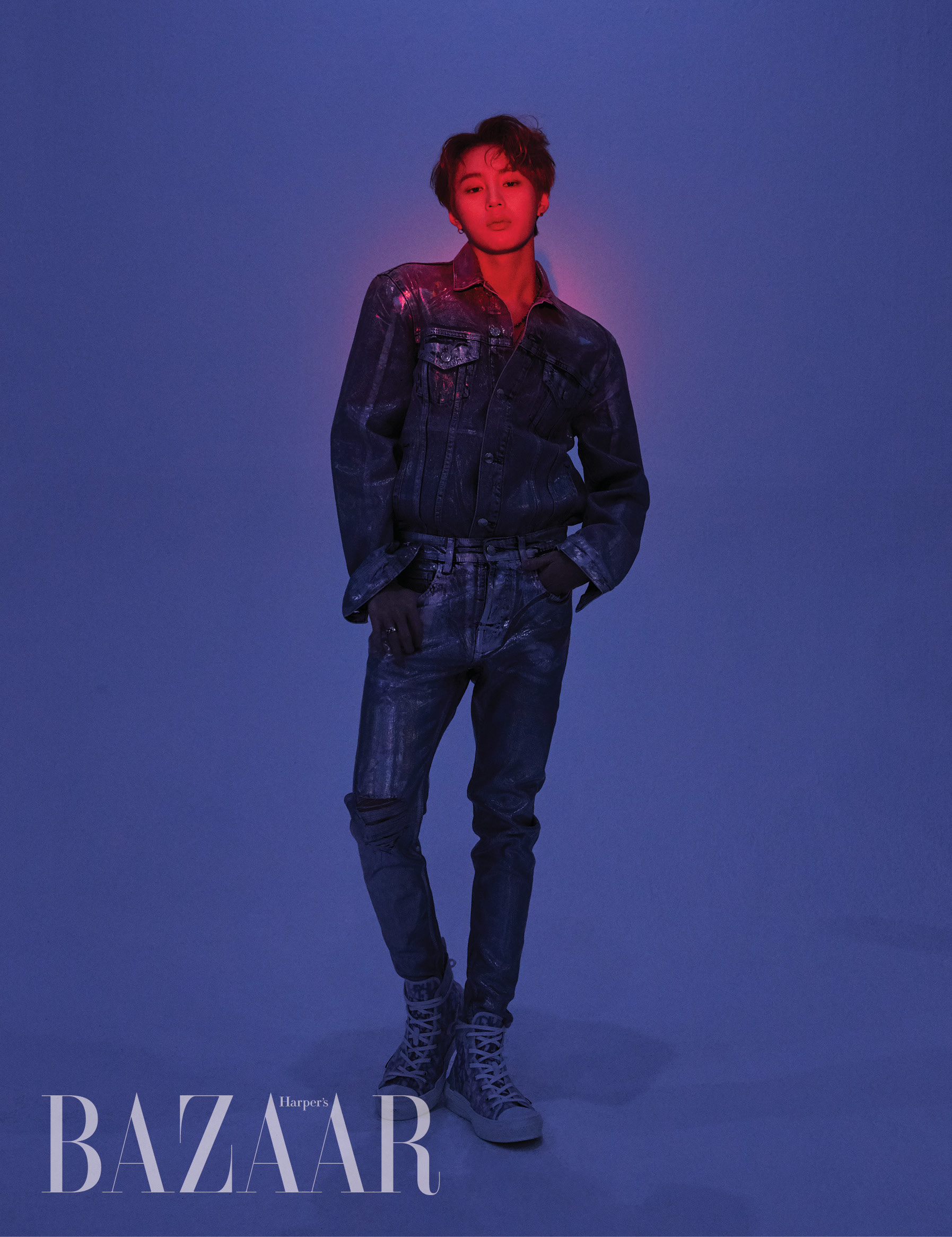 홀로그램 데님 재킷, 데님 팬츠는 Zara. 목걸이는 Rockingag. 로고 스니커즈는 Dior.