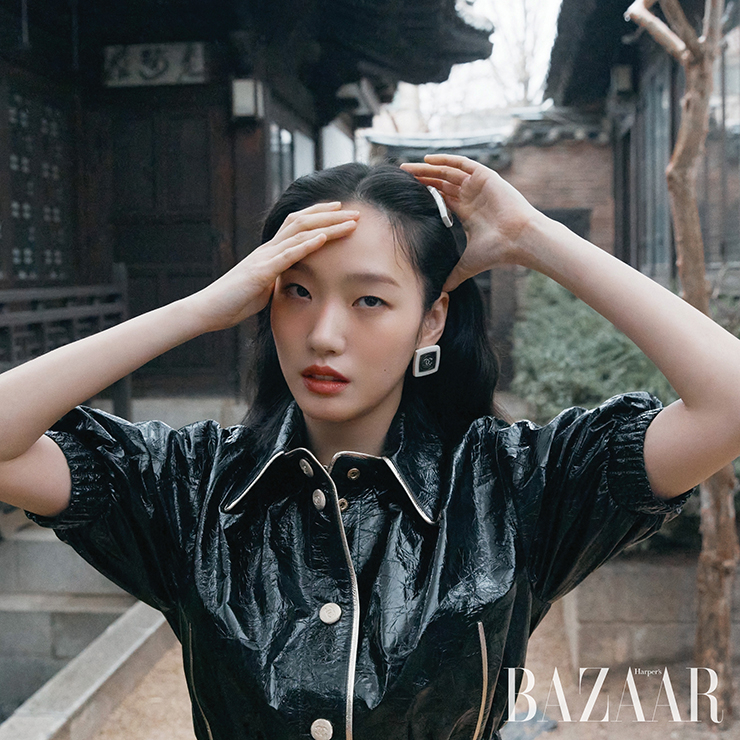 크롭트 블루종, 헤어핀, 귀고리는 모두 Chanel.