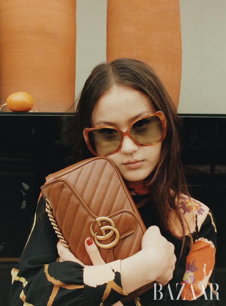 ‘GG 마몽’ 마틀라세 숄더백, 맥시 드레스, 버터플라이 선글라스는 모두 Gucci.