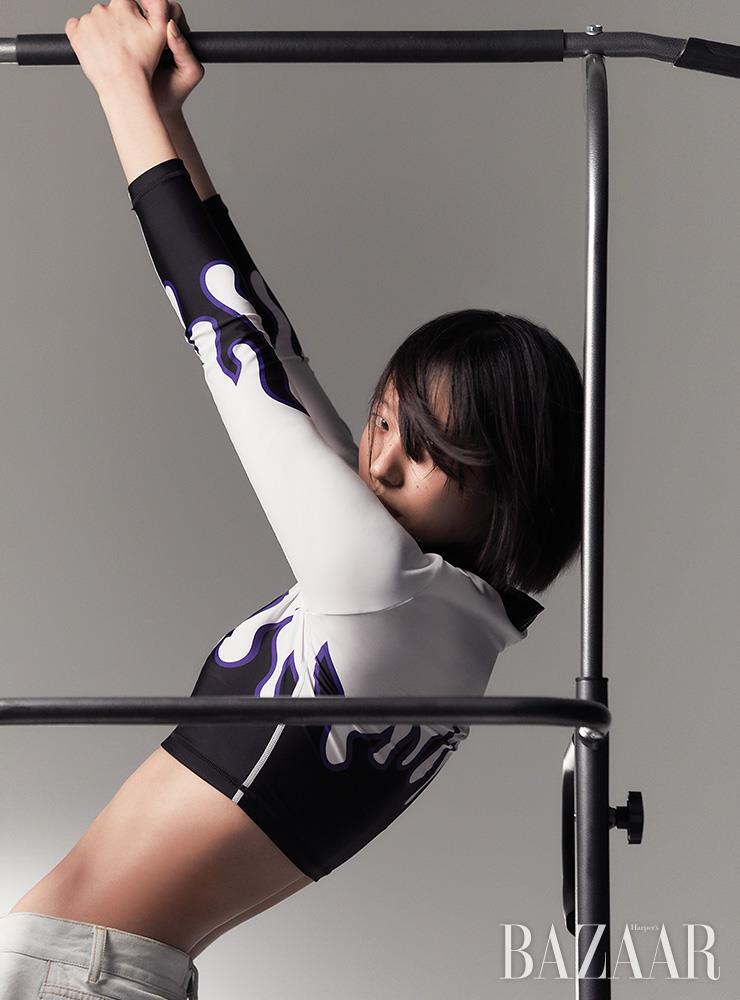 크롭트 톱은 16만원대 Adam Selman Sport by Net?A-Porter. 데님 진은 95만원 Off-White.
