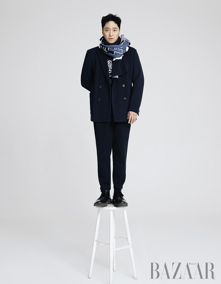 더블 수트, 티셔츠, 머플러는 모두 Boss Men. 슈즈는 Giuseppe Zanotti.