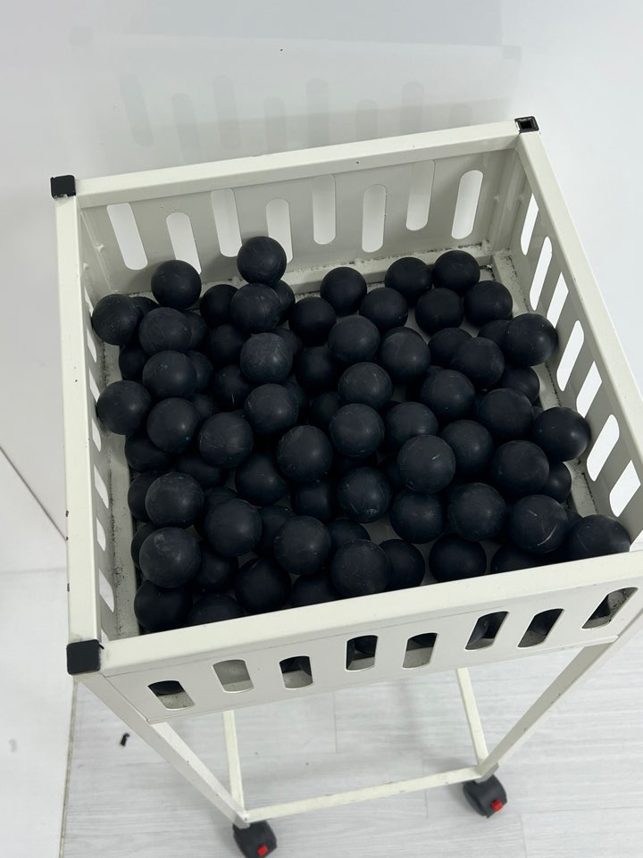 고무공은 속이 비어 있어 아무리 세게 맞아도 아프지 않으니 걱정은 하지 말길! 