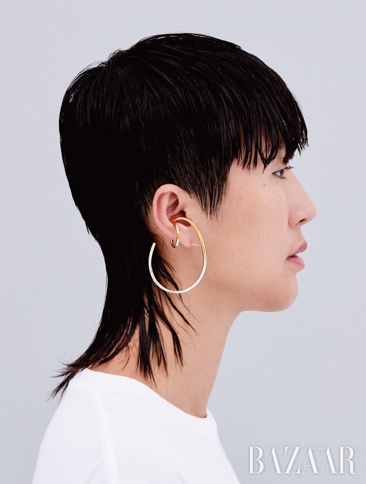 에그 실루엣의 귀고리, 이어커프는 모두 Beauton, 티셔츠는 에디터 소장품.