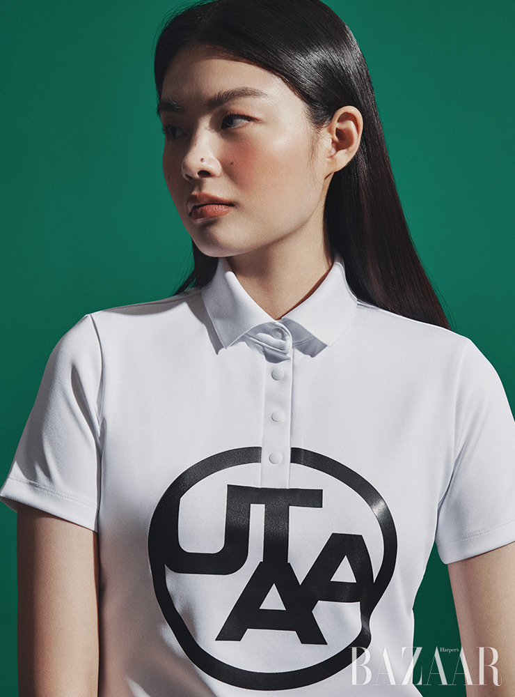 유타의 빅 앰블럼이 프린팅된 톱은 UTAA.