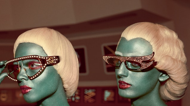 진주와 보석 장식이 가득한 구찌의 아이웨어를 쓴 외계인