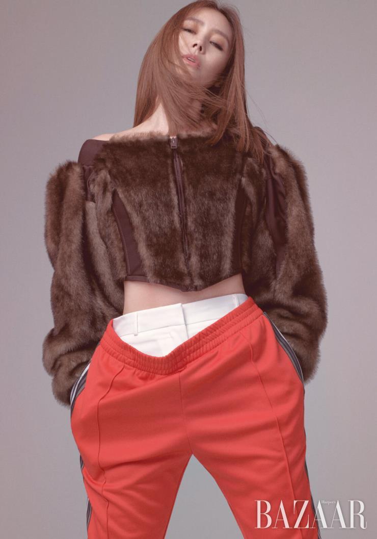 오프숄더 톱, 트랙 팬츠는 모두 Burberry.