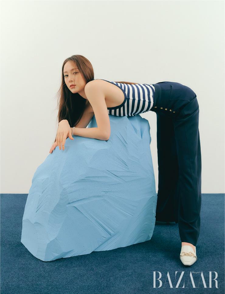 스트라이프 톱, 팬츠는 Polo Ralph Lauren. 팔찌는 Swarovski. 펌프스는 Rachel Cox